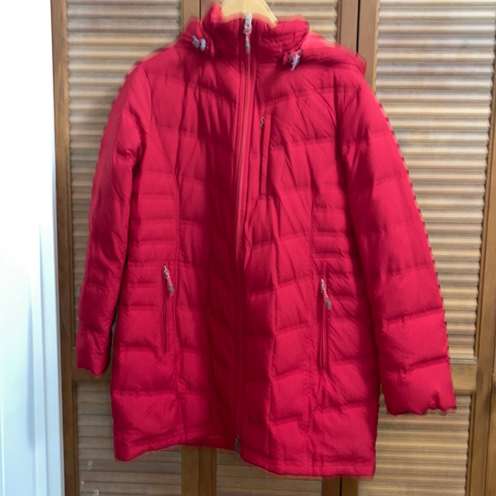 Lands end heavy warm winter jacket with pockets and removable hood. Red color